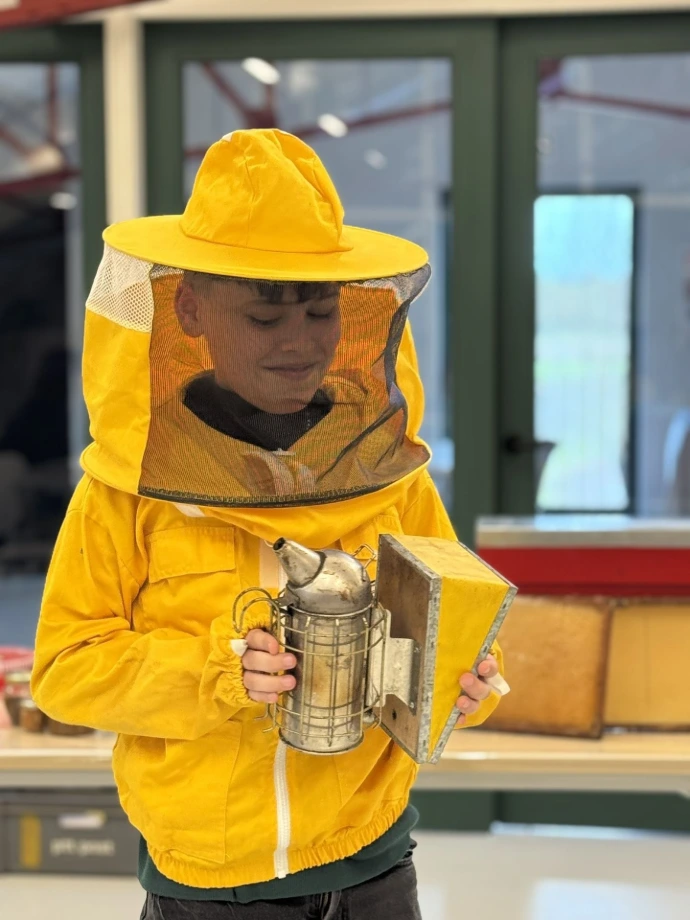 leerling in imkerpak, foto Kim Longueville