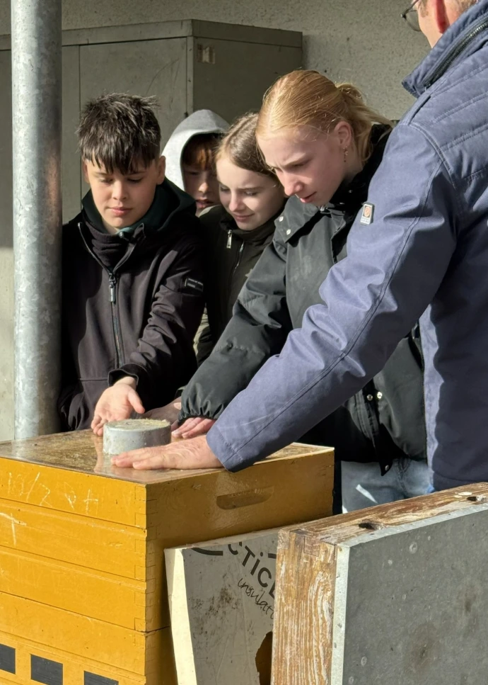 kinderen bestuderen een bijenkast, foto Kim Longueville