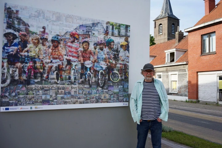 Hendrik Braet voor z'n mozaïek, foto Elsie Vercaigne