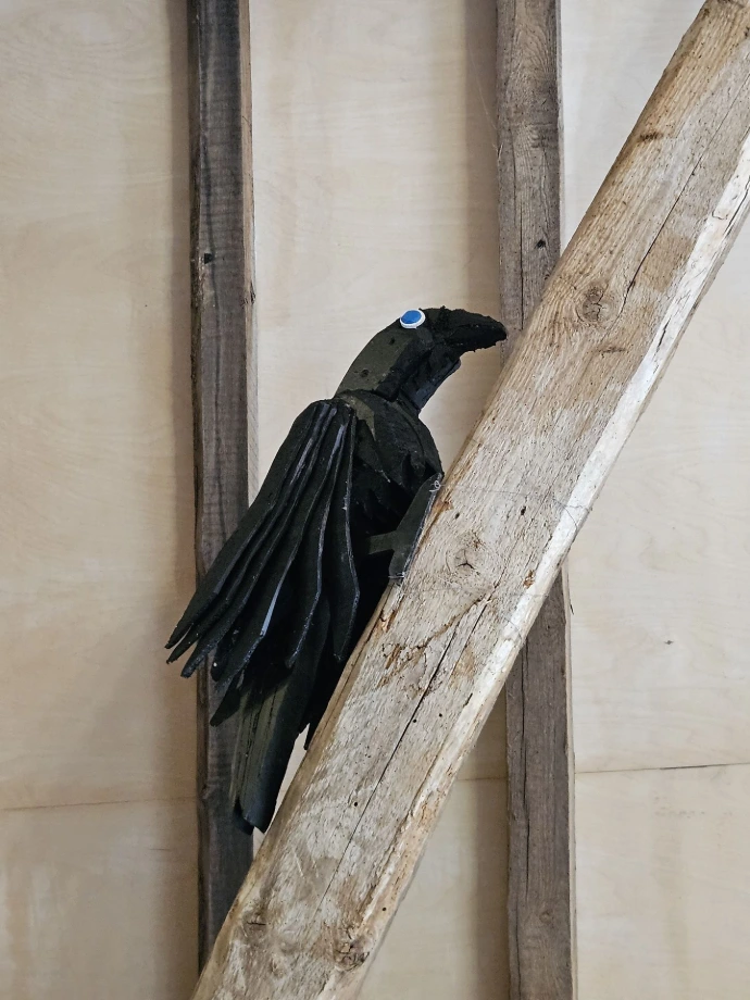 een kunstzinnige raaf uit de expo 'Allemaal Familie'.