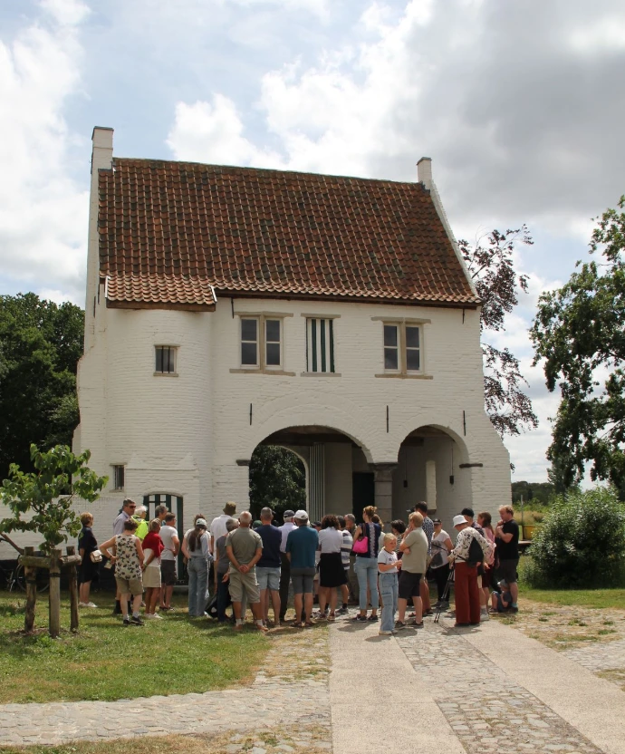 gidsbeurt aan het Poortgebouw, foto: Kim Lonneville
