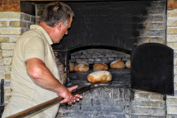 Huysbakker aan de oven, foto: Berg Langaskens