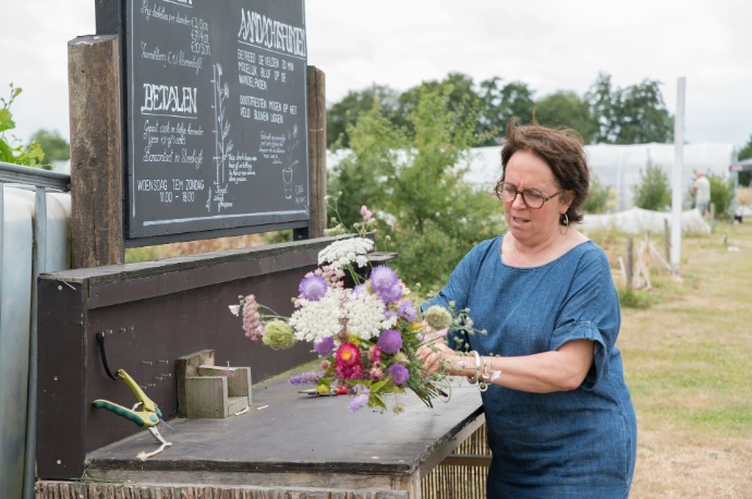 vrouw met boeket op het plukveld, foto IsaDS Photography