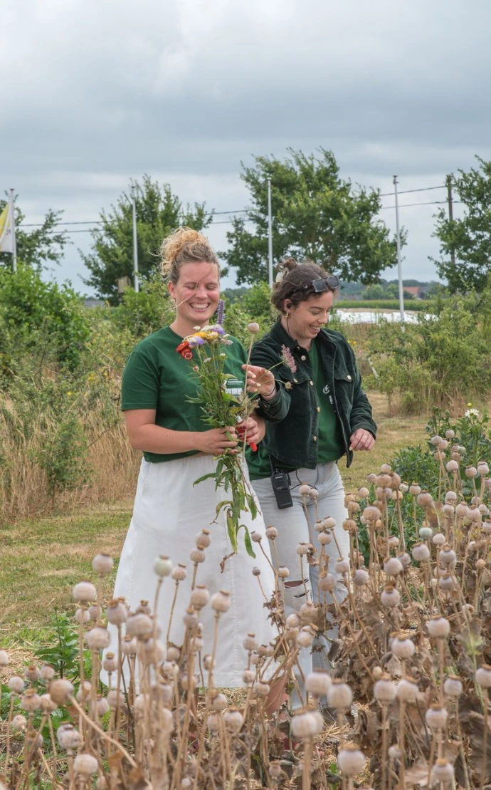 meisjes plukken bloemen, foto IsaDS Photography