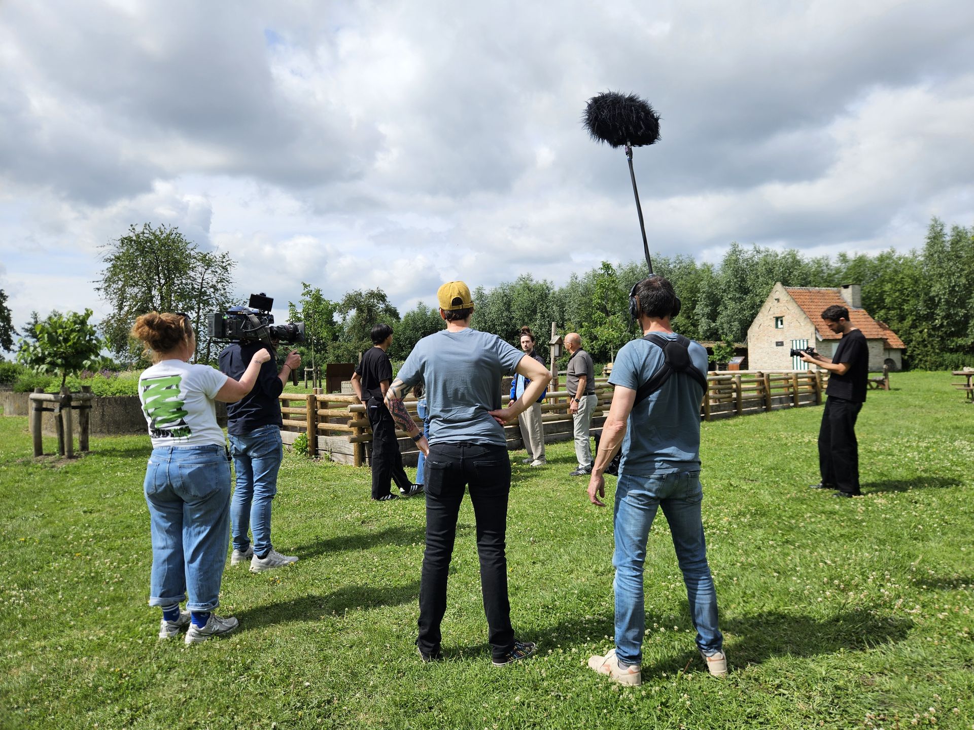 filmploeg VRT op de Huysmanhoeve