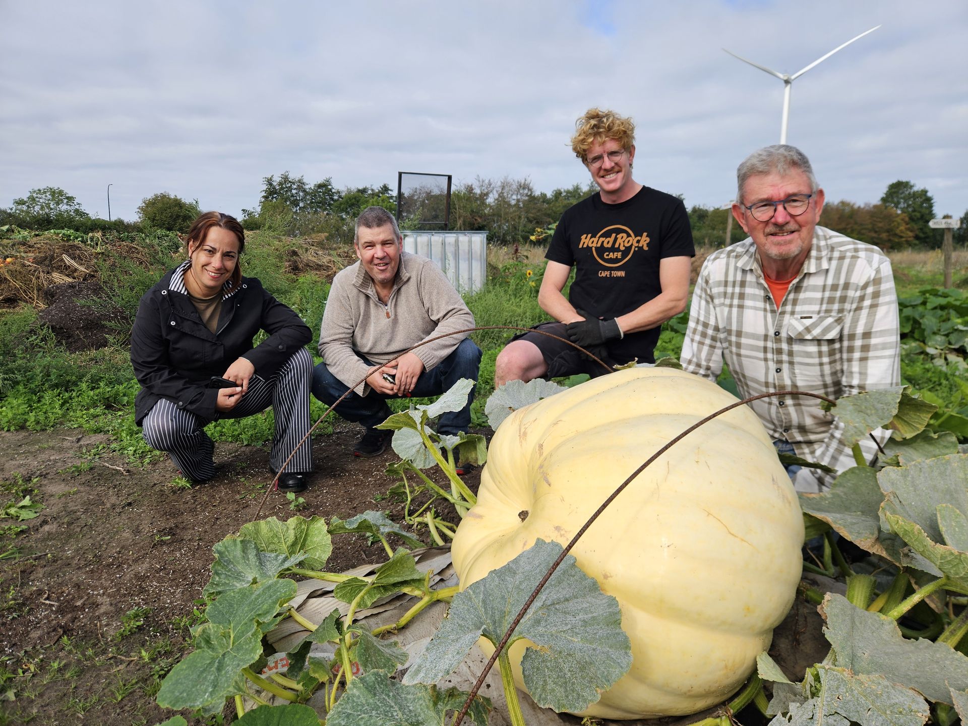 de verzorgers van de reuzenpompoen op de Huysmanhoeve