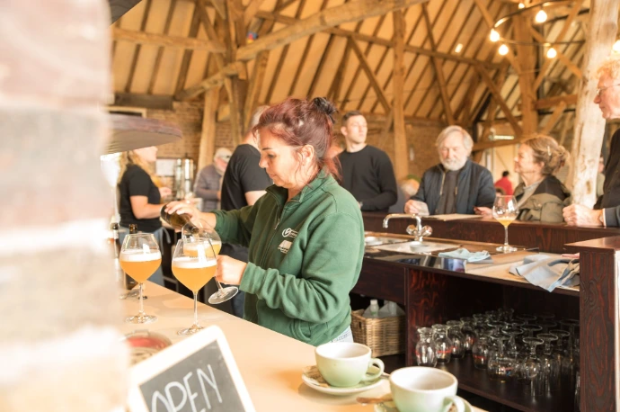 Vrijwilliger giet bier in glas