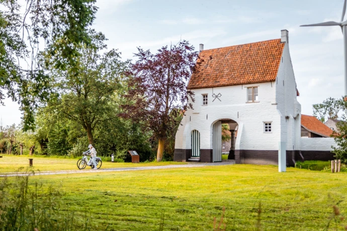 Poortgebouw van de Huysmanhoeve, fotograaf Tijl De Meulemeester