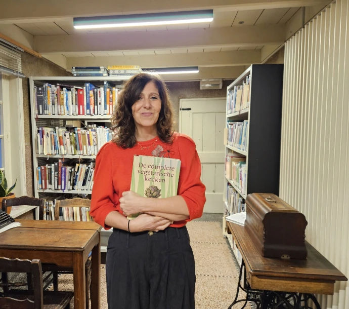 Saddie Choua met kookboek in armen