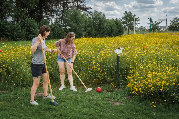 twee vrouwen spelen boerengolf