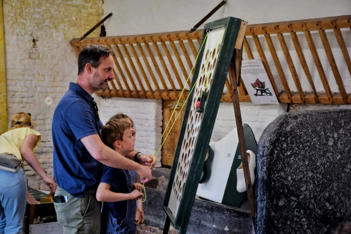 Gezin speelt met volksspel