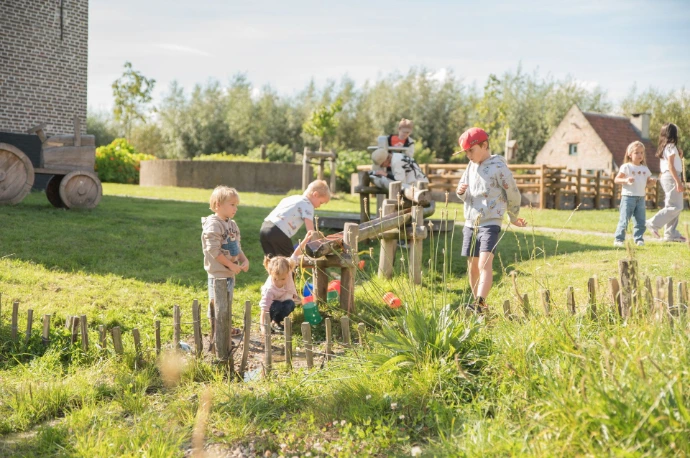 Kinderen leven zich uit in de speeltuin
