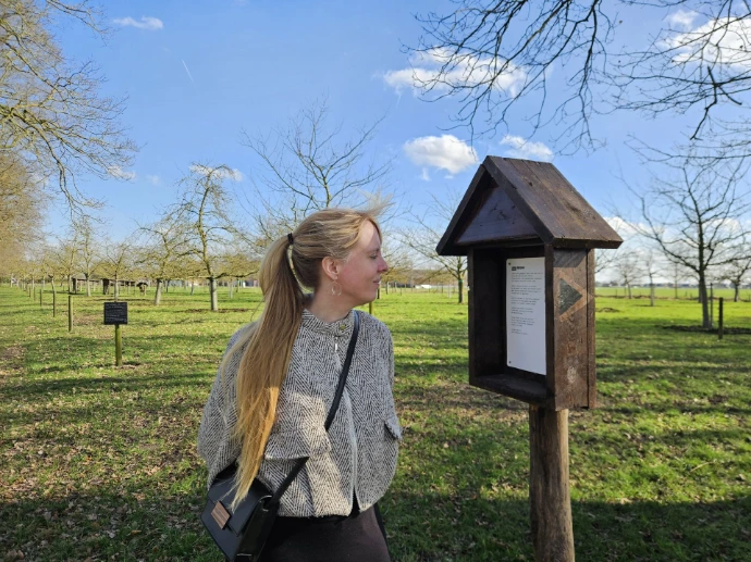Jana Arns kijkt naar een gedichten-kappel