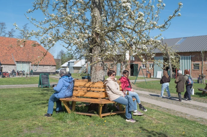 Bezoekers op bankje op het middenplein