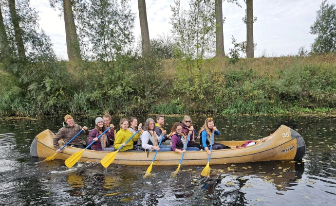 Team in kajak op het water
