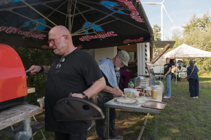 Vrijwilligers bakken pizza's