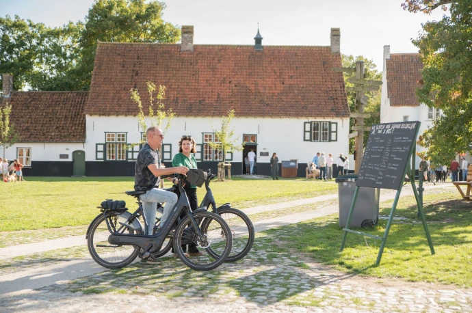 Fietsers op de hoeve