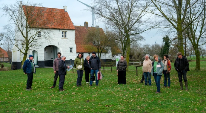 Groep bezoekers volgen de belevingswandeling
