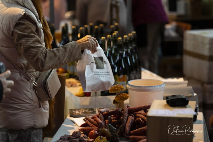 Sfeerbeeld van streekproductenmarkt