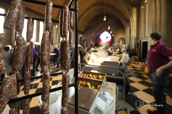 Droge worsten hangen aan een rek