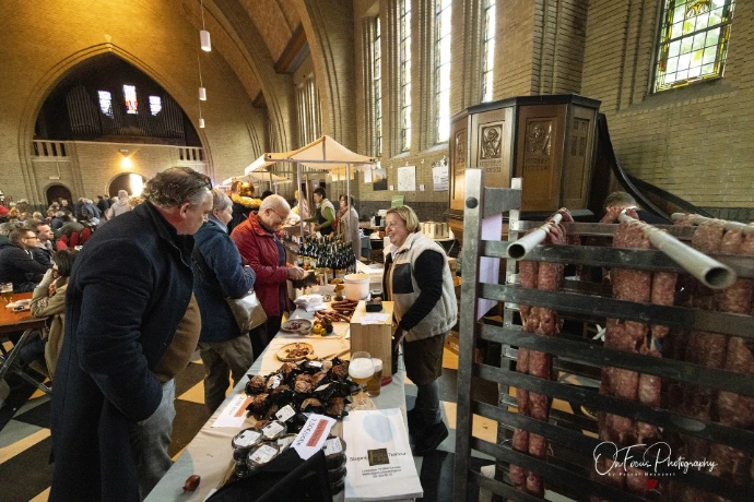 Verkoopster praat met bezoekers