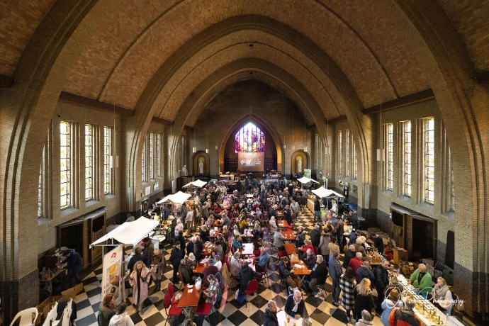 Overzichtsfoto van alle bezoekers op de markt.
