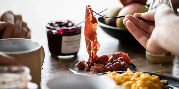 Gerookte ham aan de ontbijttafel