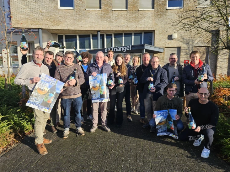 Groepsfoto aan de Triangel bij de overhandiging van de 1000 euro.