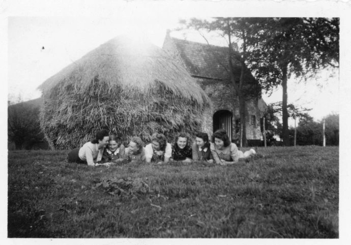 jongeren aan het werk op de Huysmanhoeve tijdens de Tweede Wereldoorlog