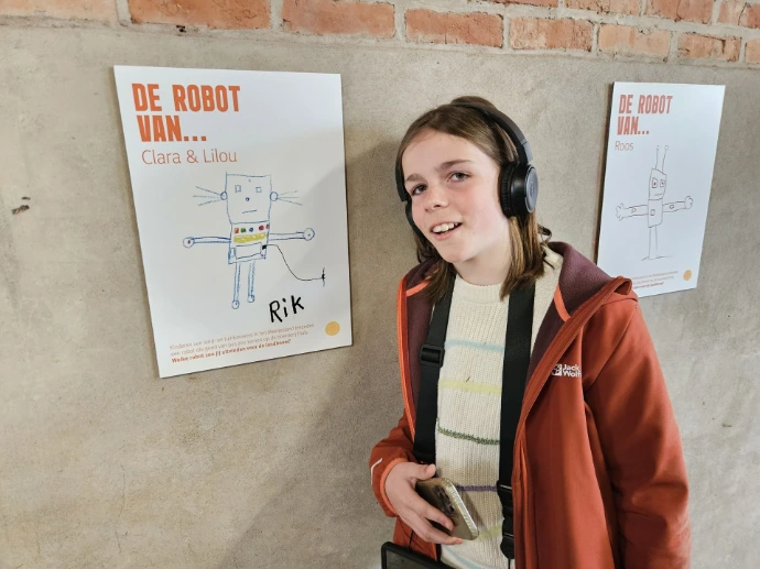 Clara luistert naar een klankfragment via de Erfgoedapp.