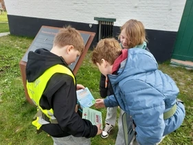drie kinderen bekijken hun plan