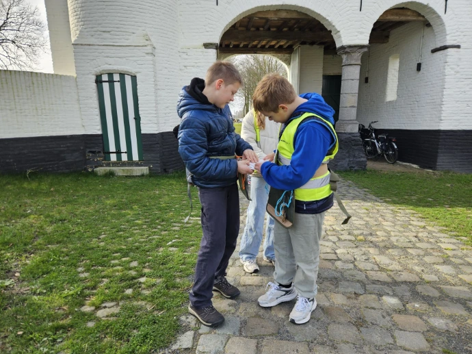 Kinderen doen hun gereedschapsriem om