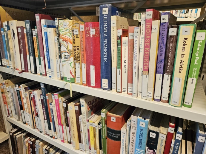 Boekenrek met literatuur die past in de culinaire bib