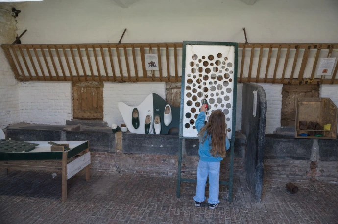 Kindje speelt met een volksspel: klimop