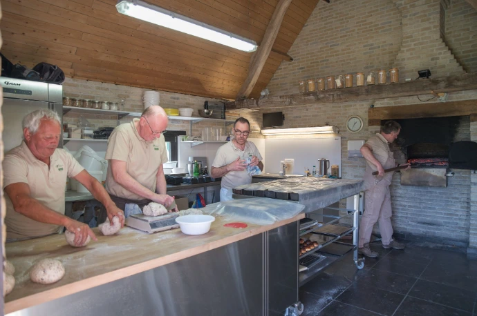 Huysbakkers aan het werk in het bakhuis.