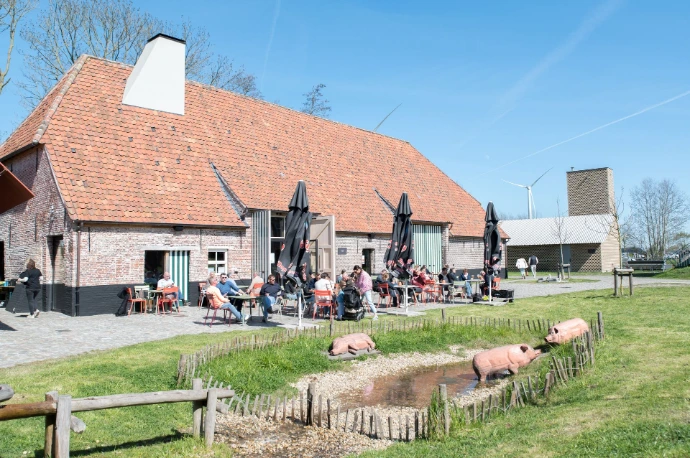 Bezoekers aan het terras van het Streekcafé.