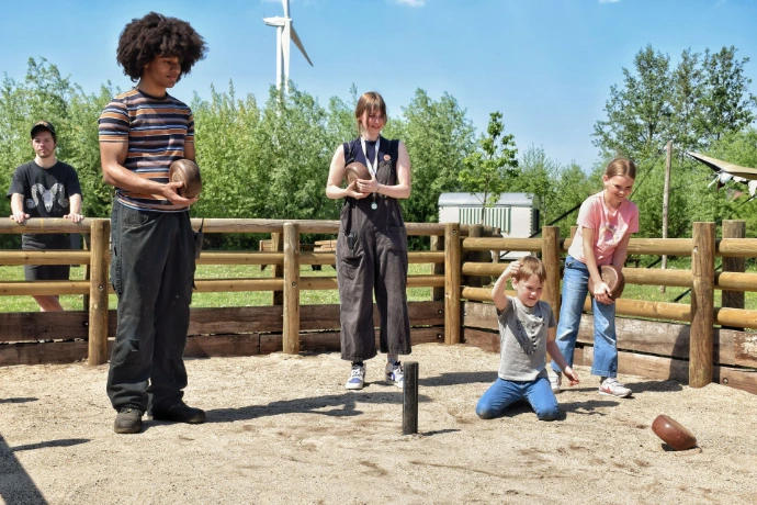 Bezoekers spelen krulbol
