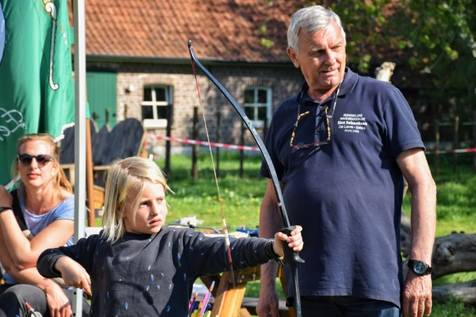 Meisje schiet pijl weg met de boog