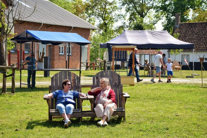 2 vrouwen die gezellig aan het praten zijn