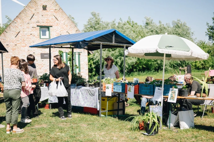 Bezoekers op de markt van plantendag