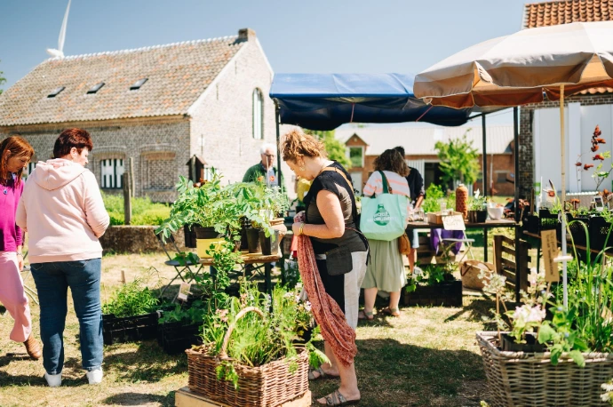 bezoekers op Plantenmarkt