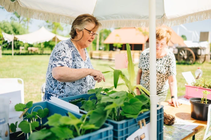 vrouw kijkt naar planten