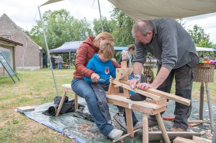 Kind en ouder maken iets uit hout