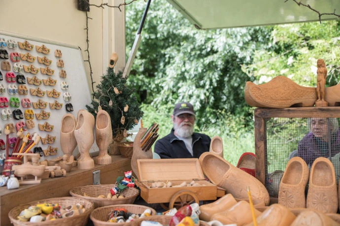 Marktkramer met zelfgemaakte klompen
