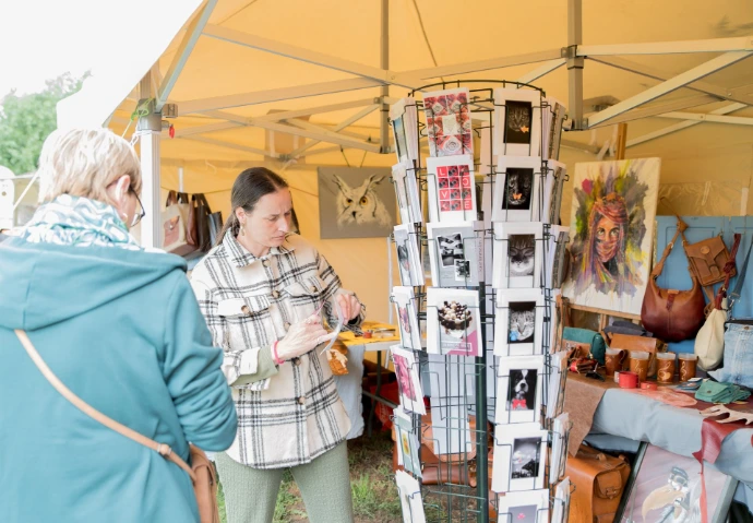 Marktkraam met zelfgemaakte kaartjes, schilderij