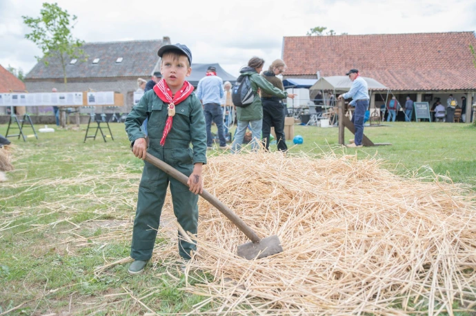 Kleine bezoekers speelt met stro