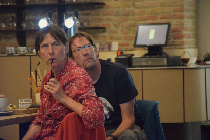 twee deelnemers kijken aandachtig naar het scherm