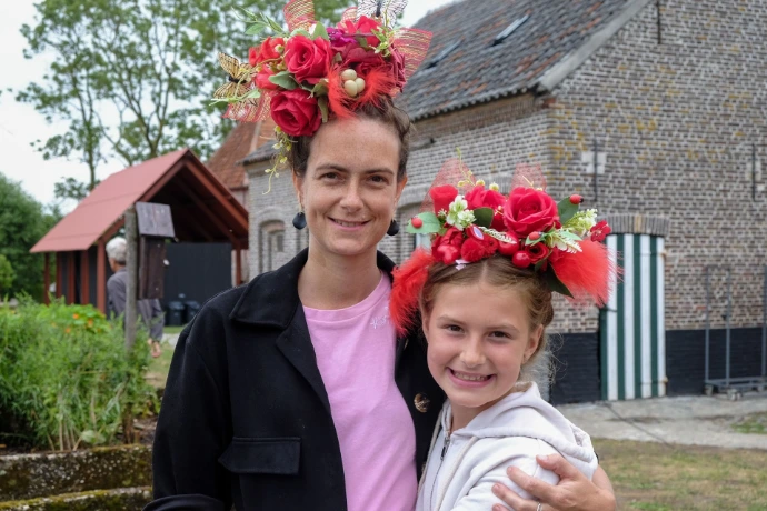 twee bezoekers met gekbloemen kapsel