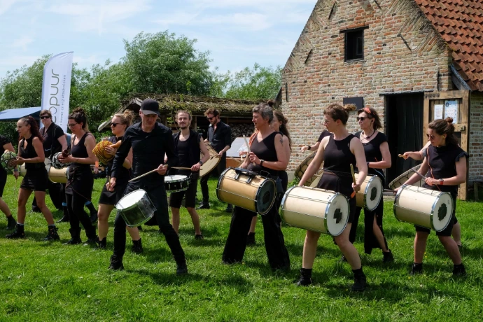 DROM-fanfare met verschillende trommels
