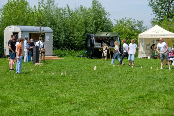 Bezoekers spelen Kubb